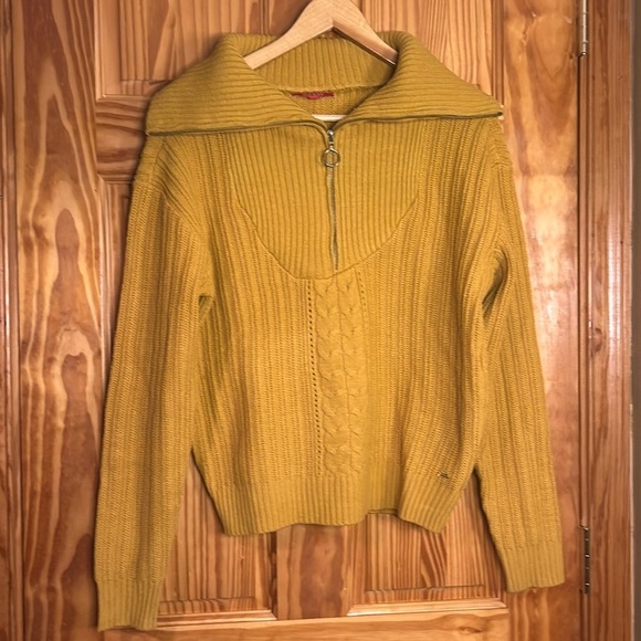 Guess knit sweater. Women size large. Excellent condition. - Picture 1 of 6